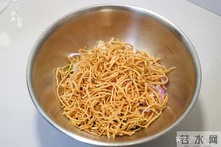 过年凉拌菜,5分钟就做好,酥香酥香的,上桌就光盘