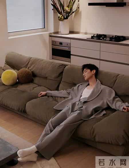 白敬亭微博之夜内搭翻车？被嘲神似抹胸，粉丝急喊：是老头衫啊