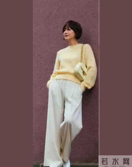 富冈佳子“裤子”穿搭方法遮肉显瘦，搭配这几件上衣，简约干练