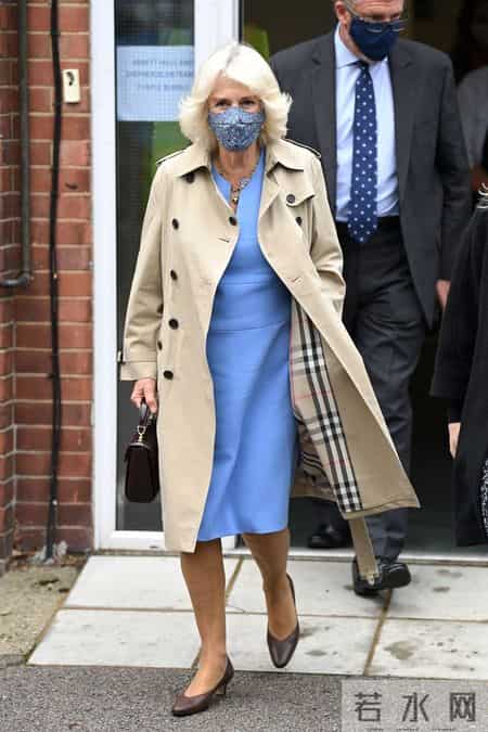 不得不说，卡米拉王后越来越会穿了，身姿挺拔尽显贵气感