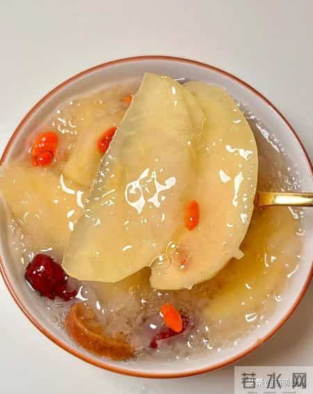 老得慢的女人，都爱吃这3种食物，皮肤白皙似桃花，60岁也不显老