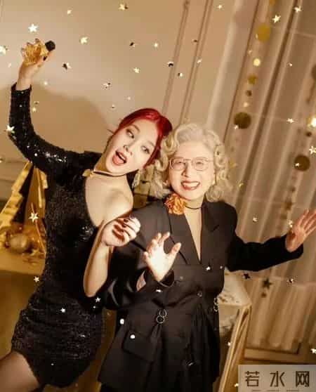 这位89岁上海奶奶也太潮了，她的穿搭又美又减龄，这才是人生赢家