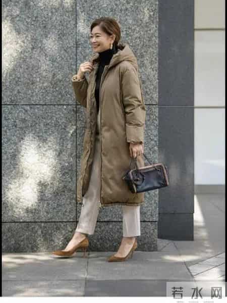 富冈佳子“裤子”穿搭方法遮肉显瘦，搭配这几件上衣，简约干练