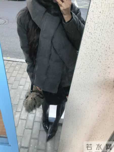 “灰色棉服+厚灰袜+尖头鞋”，这一套真的松弛又有气场，秋街一走谁不多看两眼！