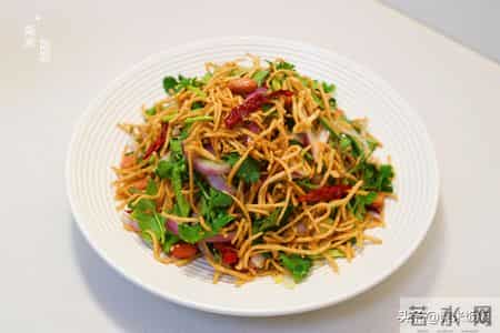 过年凉拌菜,5分钟就做好,酥香酥香的,上桌就光盘