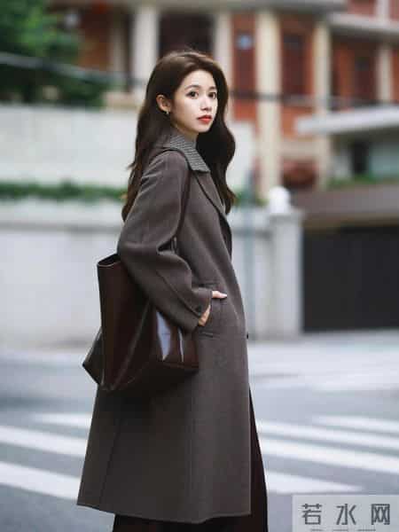 新年穿棕色大衣，知性显贵气！8个优雅从容的姿势，拿捏自然美