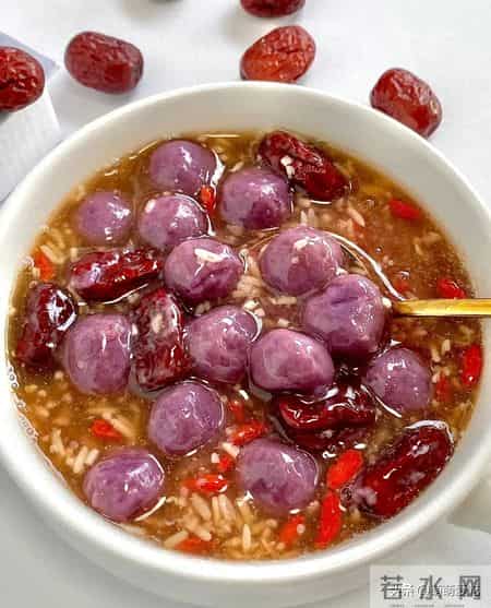 老得慢的女人，都爱吃这3种食物，皮肤白皙似桃花，60岁也不显老