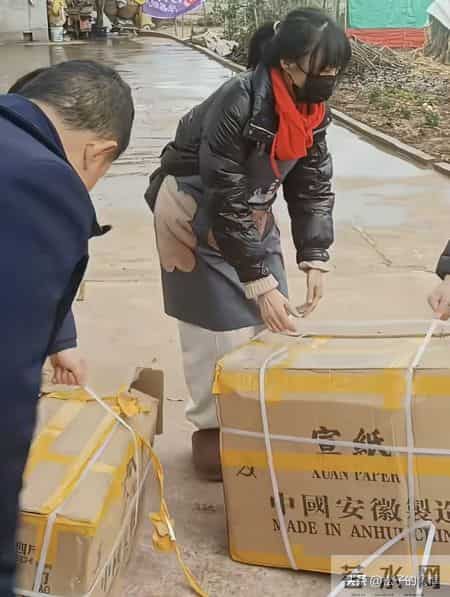 工程很大!呆呆写春联的宣纸到了，整整两箱一人抬不动，1万份够呛
