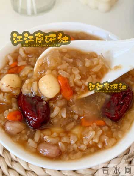 老得慢的女人,都爱吃3种食物,皮肤白皙似桃花,年过60岁不显老