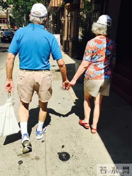 两性关系：70岁后，女人愿意让你抱、让你亲，意味着心防彻底瓦解