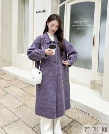 “紫色大衣+灰色阔腿裤”也太高级了，松弛又时髦，出街穿秒变氛围感焦点！