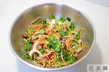 过年凉拌菜,5分钟就做好,酥香酥香的,上桌就光盘