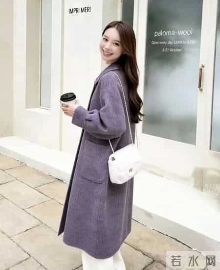 “紫色大衣+灰色阔腿裤”也太高级了，松弛又时髦，出街穿秒变氛围感焦点！