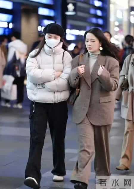 羽绒服下面尽量少穿运动鞋；学成都太古里这样穿温暖又高级