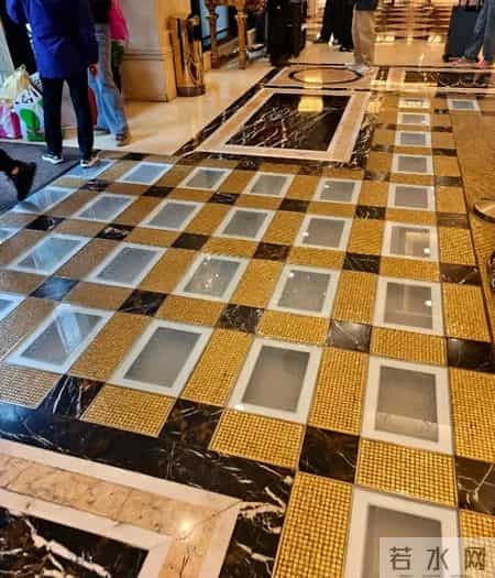 澳门一酒店大堂价值超8580万元的78公斤黄金砖连夜撤走？酒店回应：装修需要，与金价上涨无关