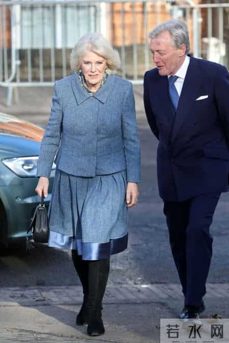 不得不说，卡米拉王后越来越会穿了，身姿挺拔尽显贵气感