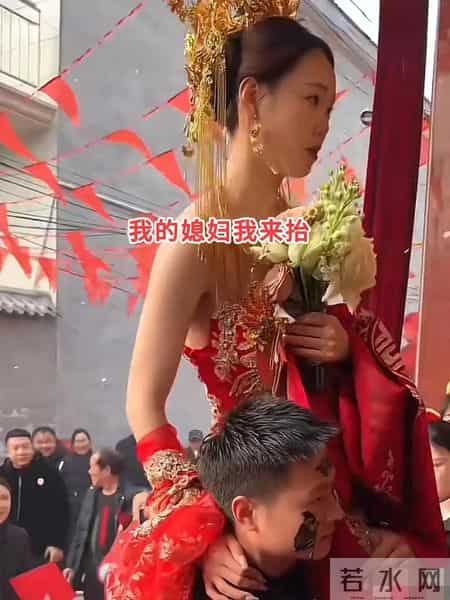 河北女子婚礼打扮清凉,美丽动人,网友吐槽:这穿的啥?像花魁!