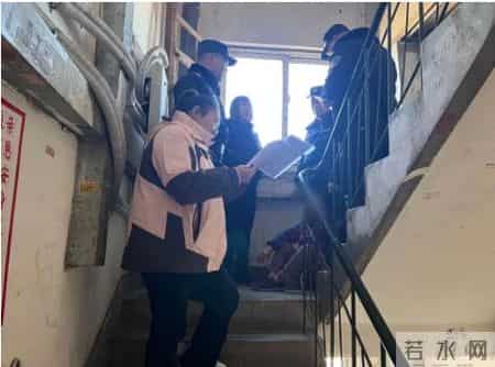 大连阿姨擦窗户时，突然发现对面楼一女子跨坐在6楼窗台上情绪激动，迅速报警