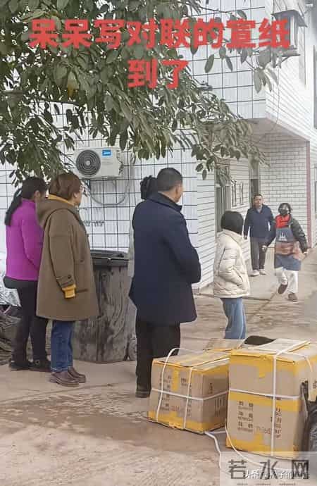 工程很大!呆呆写春联的宣纸到了，整整两箱一人抬不动，1万份够呛