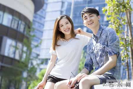 女人想和你“暧昧”，往往不会直说，而是用这4个“信号”暗示你