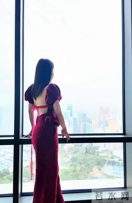 甘比手艺真不错，自己钩露背连体裤准备过年，惊艳大气比高定好看