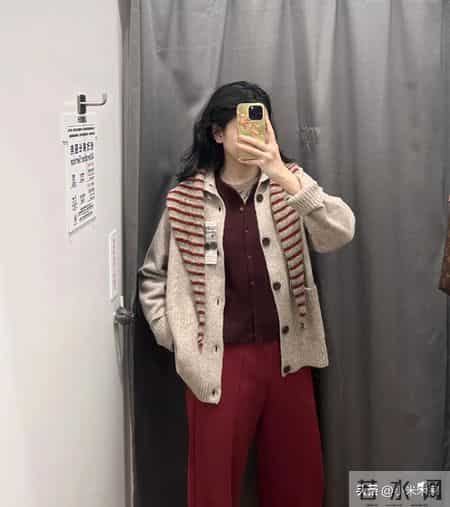 优衣库这条酒红裤，配开衫直接赢麻了