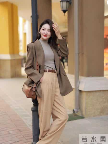 初春“裤子”这么穿会更好看！搭配这几件上衣就够，简约时髦