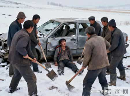 08年我在瑞士做帮佣工，见雇主家马桶堵了，我就顺手通了一下，没想到第3天，整个小镇的人都赶过来了