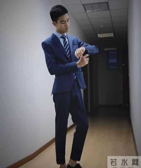 西装下面不一定要配西裤，瞧靳东、刘德华这样穿，不油腻还很高级