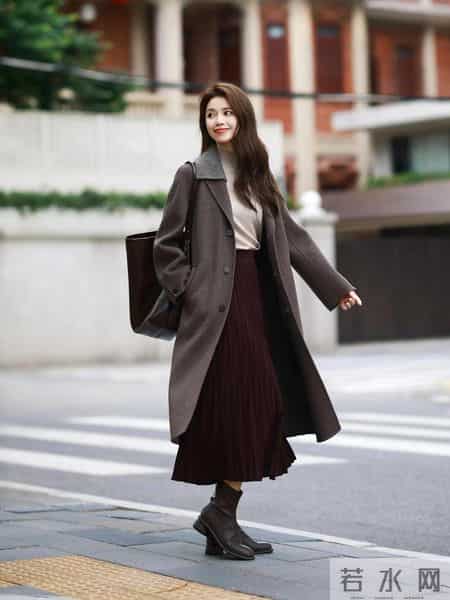 新年穿棕色大衣，知性显贵气！8个优雅从容的姿势，拿捏自然美