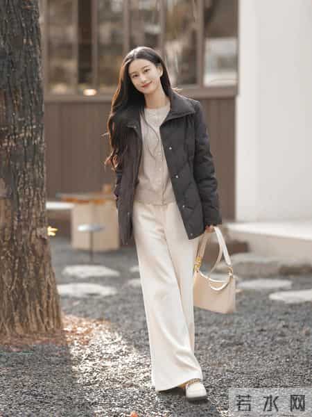 初春“裤子”这么穿会更好看！搭配这几件上衣就够，简约时髦