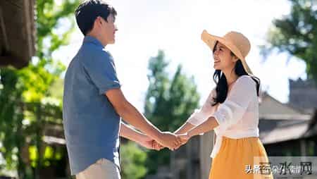 女人想和你“暧昧”，往往不会直说，而是用这4个“信号”暗示你