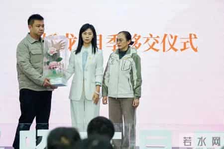 贺娇龙妹妹到云南迎接“娇龙月季”，该花将被安置在“娇龙厅”，花语是她生前最后的朋友圈