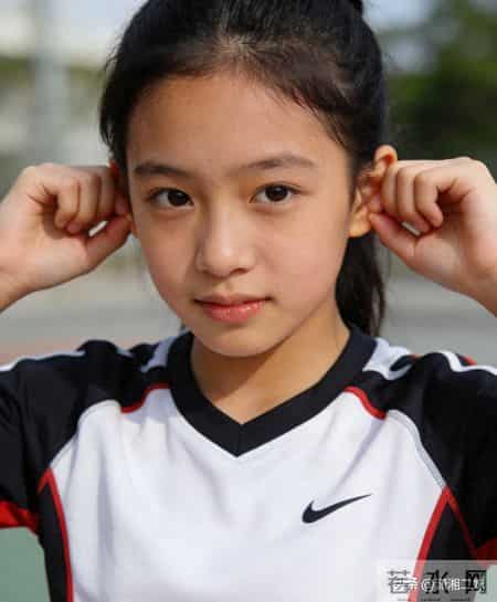 白发克星找到！奔五阿姨坚持揉耳15分钟，再也不用跑理发店染发了