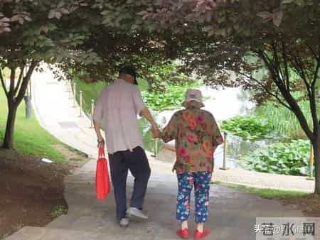 两性关系：70岁后，女人愿意让你抱、让你亲，意味着心防彻底瓦解