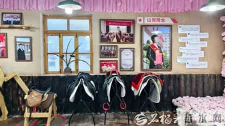 贺娇龙妹妹到云南迎接“娇龙月季”，该花将被安置在“娇龙厅”，花语是她生前最后的朋友圈