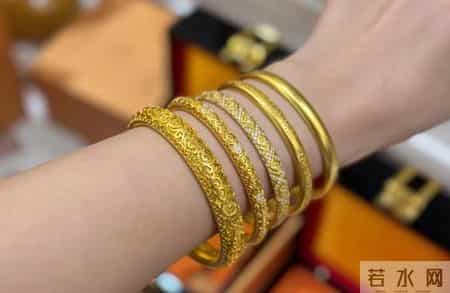 黄金暴跌了，现在还能买吗，金店老师傅说出的真话！