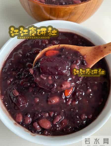 老得慢的女人,都爱吃3种食物,皮肤白皙似桃花,年过60岁不显老