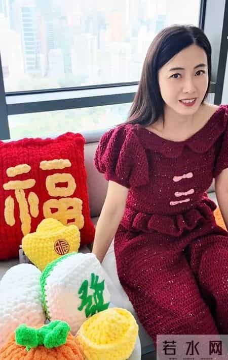 甘比手艺真不错，自己钩露背连体裤准备过年，惊艳大气比高定好看