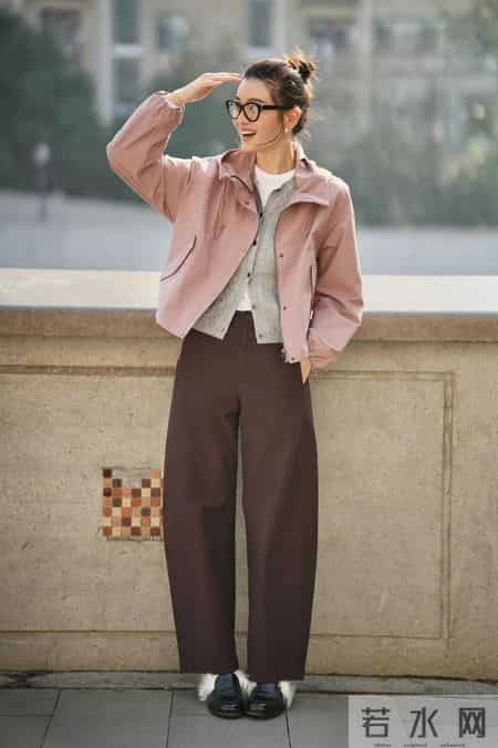 初春“裤子”这么穿会更好看！搭配这几件上衣就够，简约时髦