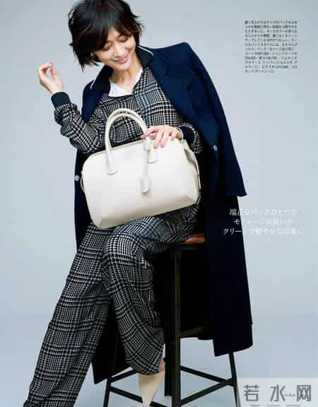 富冈佳子“裤子”穿搭方法遮肉显瘦，搭配这几件上衣，简约干练