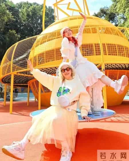 这位89岁上海奶奶也太潮了，她的穿搭又美又减龄，这才是人生赢家