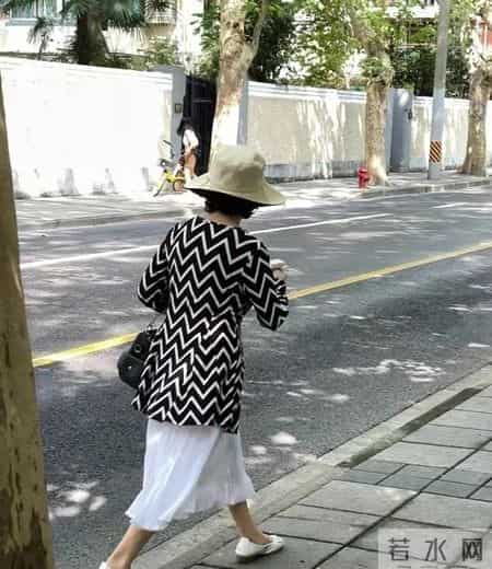 70岁上海奶奶亲身示范：不染白发、不穿老年装，到老都优雅有气质