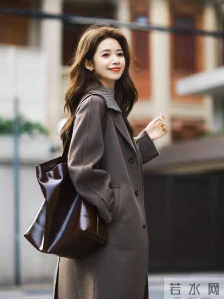 新年穿棕色大衣,知性显贵气!8个优雅从容的姿势,拿捏自然美