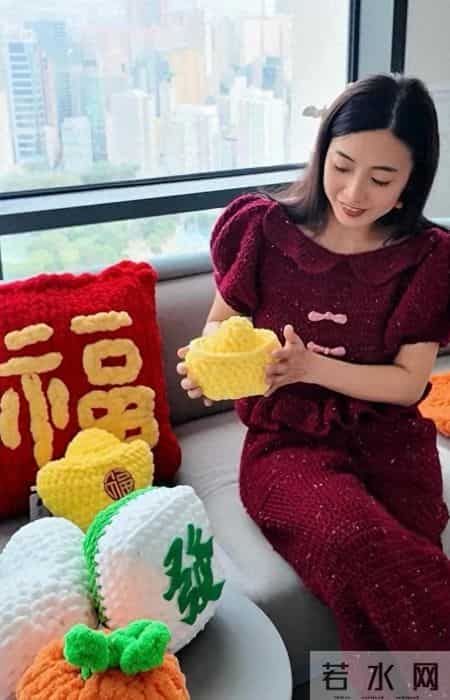 甘比手艺真不错，自己钩露背连体裤准备过年，惊艳大气比高定好看