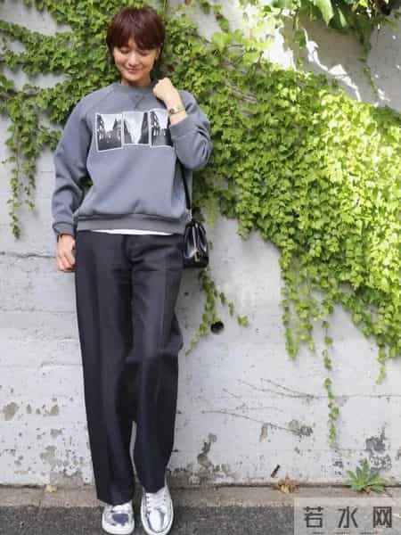 富冈佳子“裤子”穿搭方法遮肉显瘦，搭配这几件上衣，简约干练
