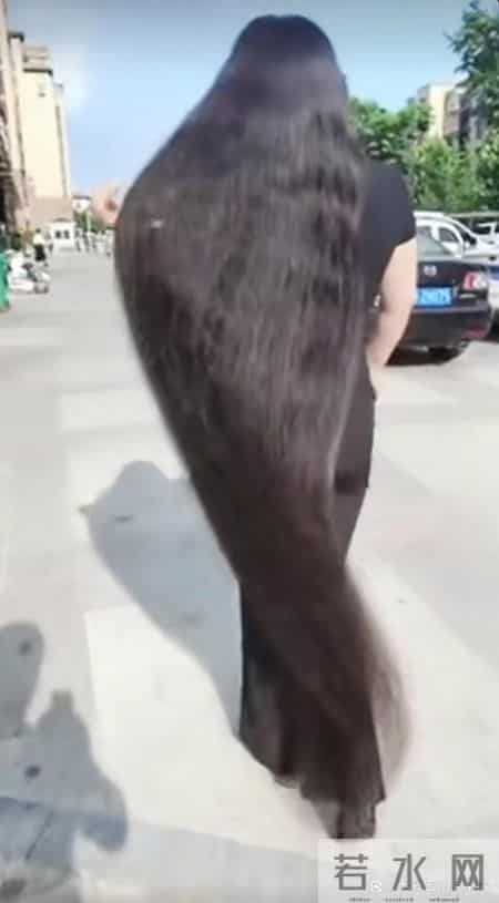 浙江惊现长发女郎 头发竟有1.6米长
