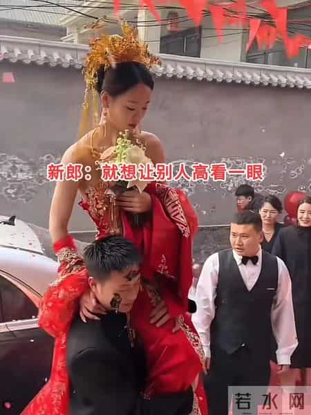 河北女子婚礼打扮清凉,美丽动人,网友吐槽:这穿的啥?像花魁!