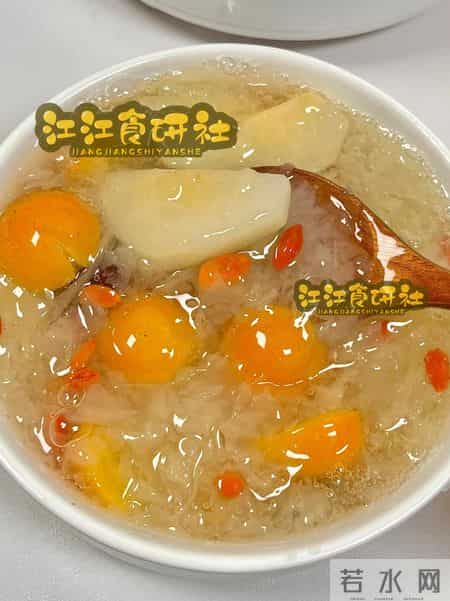 老得慢的女人,都爱吃3种食物,皮肤白皙似桃花,年过60岁不显老