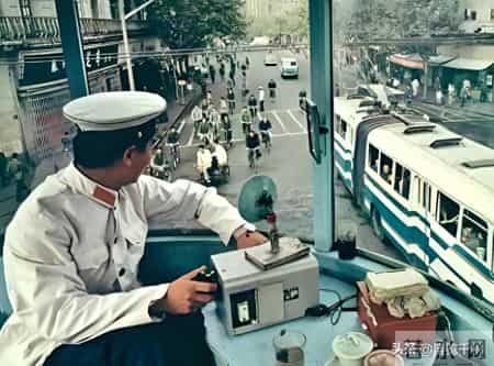 中国家庭裂变的真相！80年代，为什么成为中国人的“弑父时代”？